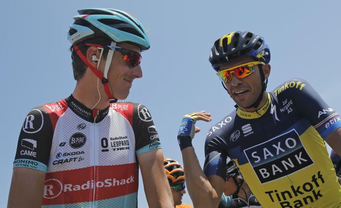 Alberto Contador scherza con Andy Schleck prima del via della terza tappa. LaPresse
